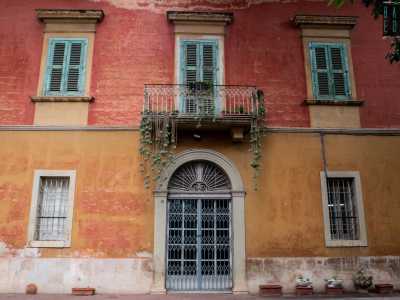 Su tutta la facciata � ricorrente una cornice modanata, ossia decorata da sagomature. Spiccano anche le cinque finestre, tre delle quali sono sormontate da una piccola architrave che fungeva da protezione per gli agenti atmosferici
